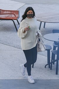 kylie-jenner-out-in-los-angeles-03-08-2022-0.jpg