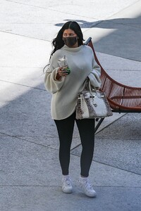 kylie-jenner-out-in-los-angeles-03-08-2022-1.jpg