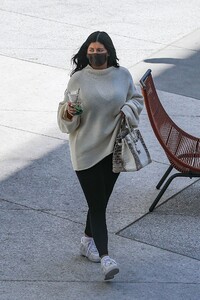 kylie-jenner-out-in-los-angeles-03-08-2022-3.jpg