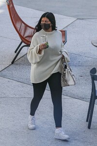 kylie-jenner-out-in-los-angeles-03-08-2022-6.jpg