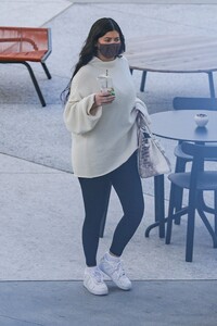 kylie-jenner-out-in-los-angeles-03-08-2022-7.jpg