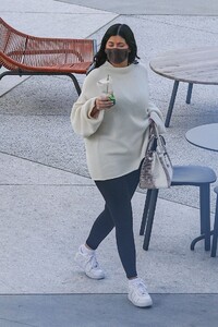 kylie-jenner-out-in-los-angeles-03-08-2022-8.jpg