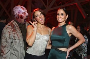 lauren-cohan-the-walking-dead-100th-issue-black-carpet-event-in-san-diego-07-13-2012-9.jpg
