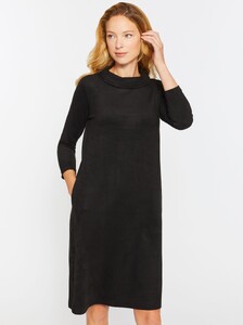 lenka_0186451022_solid_black_018.jpg