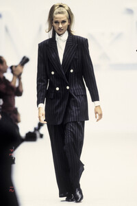 max-mara-ss-93-3.thumb.jpg.61f298e35e5b384bd8588e5131a7df82.jpg