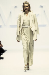 max-mara-ss-93-6.thumb.jpg.e521cbae77022e2def87518ce1fd67fa.jpg