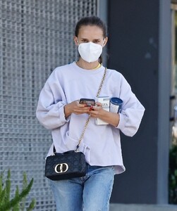 natalie-portman-out-in-los-angeles-04-13-2022-0.jpg