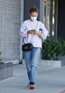 natalie-portman-out-in-los-angeles-04-13-2022-2.jpg