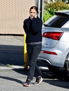 natalie-portman-shopping-for-pet-food-in-los-feliz-04-20-2022-1.jpg