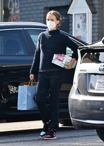 natalie-portman-shopping-for-pet-food-in-los-feliz-04-20-2022-2.jpg