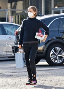 natalie-portman-shopping-for-pet-food-in-los-feliz-04-20-2022-4.jpg