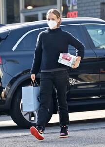 natalie-portman-shopping-for-pet-food-in-los-feliz-04-20-2022-6.jpg