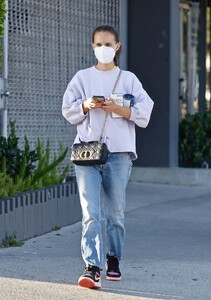 natalie-portman-visits-a-clinic-in-los-angeles-04-13-2022-3.jpg