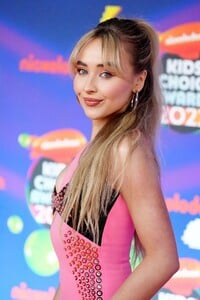 sabrina-carpenter-at-2022-nickelodeon-kid-s-choice-awards-in-santa-monica-04-09-2022-5.jpeg
