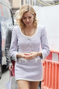 sienna_miller_-_in_london_20220413__4_.jpg