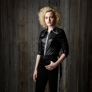 wallpapersden.com_julia-garner-2020_2048x2048.jpg