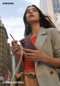 011_galaxys22ultra_lifestyle_kv_female_1p_rgb-679x960.jpg
