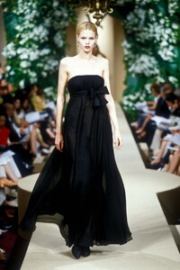 1022646351_YvesSaintLaurent1997HauteCouture176.thumb.jpg.d35e647a48560a1250878783a8028c81.jpg