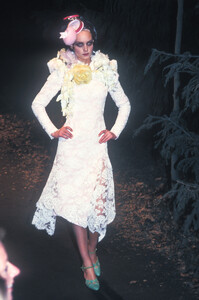 1060717963_Givenchy1996HauteCouture30.thumb.jpg.d5106998d2b4fbd80bd590d6ea05c14b.jpg