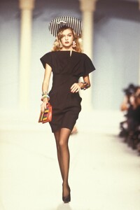 1065136266_KarlLagerfeld1988WomenRTW21.thumb.jpg.4e08096efadad97d24df2570fb258645.jpg