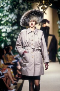 1070977087_YvesSaintLaurent1997HauteCouture28.thumb.jpg.d3b49494b7e5ecb8cf23046408de26d0.jpg