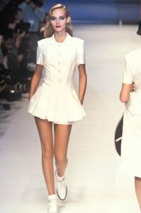 1099015785_ChristianDior1996WomenRTW9.thumb.jpg.c6d5d6a3b09091d4e563ca31855107c4.jpg