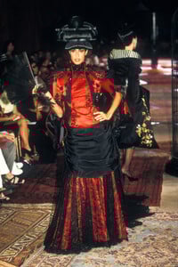 1106414400_Givenchy1997HauteCouture112.thumb.jpg.114ee09da0ed56abd84631ee1ff27c2f.jpg