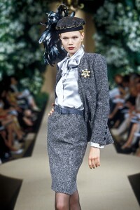 1124670152_YvesSaintLaurent1997HauteCouture33.thumb.jpg.d6c52a45b889c23c18ac03eaaae32565.jpg