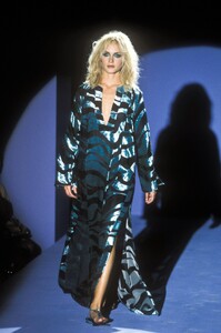 1131857837_Gucci1996WomenRTW21.thumb.jpg.f1b4192201e60da4a814a4d0e1e09af3.jpg