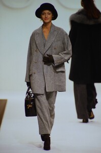 1136494480_Gucci1993WomenRTW59.thumb.jpg.5eddadfe07e6f33b17fd667819d42571.jpg