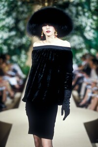 1157275121_YvesSaintLaurent1997HauteCouture98.thumb.jpg.23699594a60435d760bdec4874b72e8d.jpg