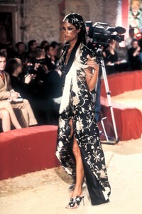 1187109313_JohnGalliano1997WomenRTW48.thumb.jpg.ed1740bc0ea5af4b8e768c9dcc3c6e09.jpg