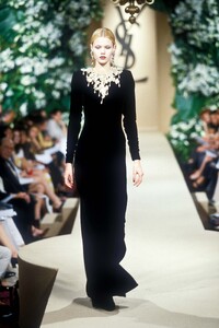 1205490188_YvesSaintLaurent1997HauteCouture112.thumb.jpg.3582dbd547bd3fe16afa03ba9f6b00b6.jpg