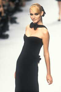 1234113245_Chanel1995HauteCouture171.thumb.jpg.067ebea48cfcaf84cd7e5f04da8fca90.jpg