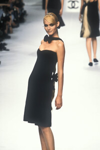 1288034587_Chanel1995HauteCouture170.thumb.jpg.85290db196af033c25564a9df11573a1.jpg