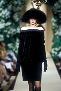 1294370755_YvesSaintLaurent1997HauteCouture97.thumb.jpg.57a05380b2e2cfba64c2688e83062de6.jpg