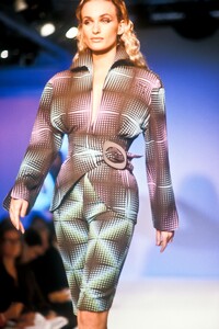 1317891098_ThierryMugler1990WomenRTW33.thumb.jpg.3826ef4ca8ad921ed3496a190336a7ae.jpg