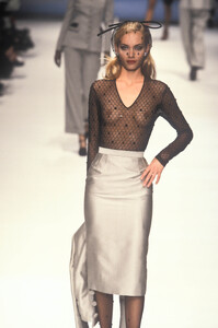 1397075407_ChristianDior1996WomenRTW44.thumb.jpg.a8009a20d043b96e8018e860bd448b46.jpg
