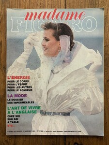 MADAME-FIGARO-Janv-1982-Lauren-HUTTON-Mode-Imperméable.jpg