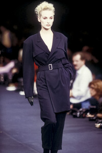 1461413628_YohjiYamamoto1988WomenRTW28.thumb.jpg.743bd77b53ab2bcd13cb5cacfdd38544.jpg