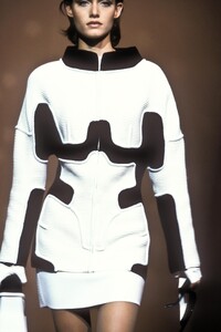 1489221304_ThierryMugler1994WomenRTW18.thumb.jpg.2709360a3d75e77cfaacccc62c7a61fa.jpg