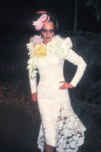 153861144_Givenchy1996HauteCouture31.thumb.jpg.9e41c63d6f5b3b0e27727eae6017a52f.jpg