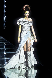 1546665300_ChristianDior2000HauteCouture46.thumb.jpg.73412cfdb24d6ebe93ab81296bc2757f.jpg