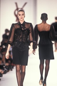 159046467_YvesSaintLaurent1988WomenRTW19.thumb.jpg.9d3e258e0438a4eb45180539cabd8c55.jpg