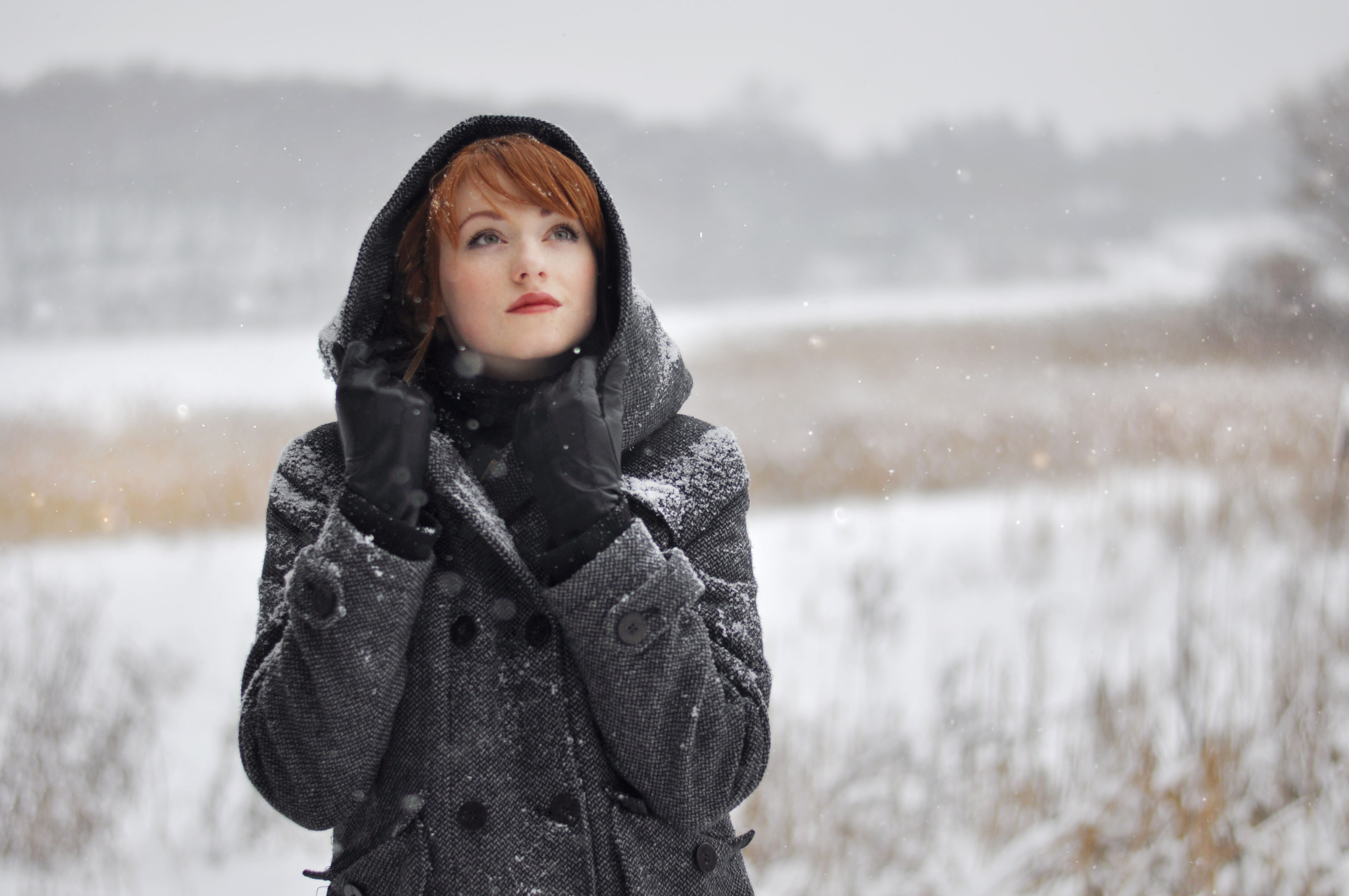 Женщина в сугробе. Женщина-зима. Женщина зимой. Женщина и снег. Зимняя женская фотосессия.