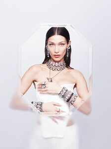 Bella-Hadid-Swarovski-2022-Campa (2).jpg