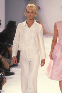 1638175199_IsaacMizrahi1996WomenRTW74.thumb.jpg.6b950ae634e0ae022379bcf76a880f00.jpg