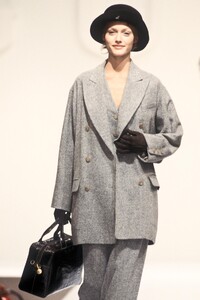 1654785583_Gucci1993WomenRTW56.thumb.jpg.ed93f38e860cecb2de8e1cd6a408832b.jpg