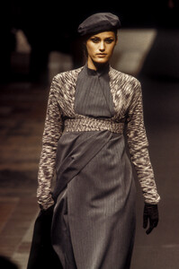 1672487466_CherMichelKlein1993WomenRTW62.thumb.jpg.e040beb567d8bb0b336ed516f62a8d6d.jpg