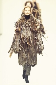 1672547278_Fendi1993WomenRTW129.thumb.jpg.8569e0049f609ed88cca91e21d798389.jpg
